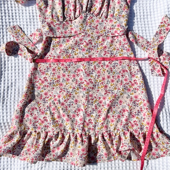 Flutter-Sleeve Garden Floral Dress with Apron Tie-Back - Picture 15 of 16